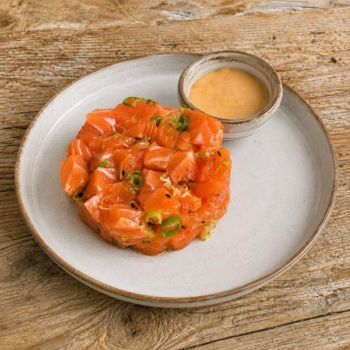 Tartar de salmón con mayonesa de kimchi