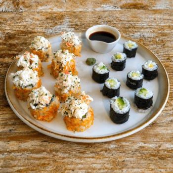 Uramaki de cangrejo real y maki de verduras