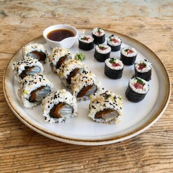 Uramaki de pescado de roca y maki de toro 