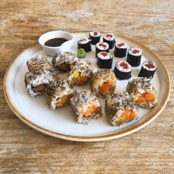 Uramaki de salmón picante y maki de atún rojo marinado