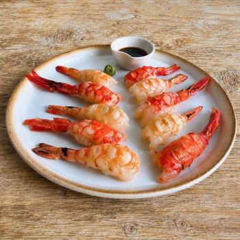 Nigiris de langostino y carabinero de Huelva flambeados