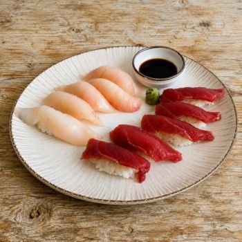 Nigiris de atún rojo y de pez limón con salsa ponzu